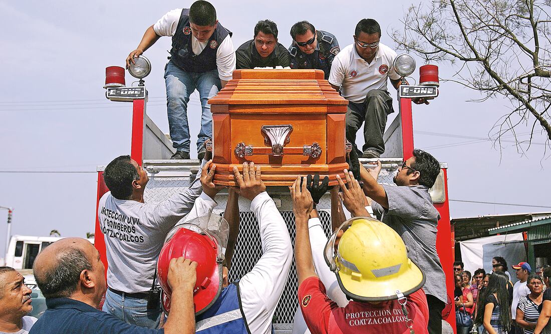 En Coatzacoalcos despidieron al bombero Fredy Sánchez Lara, quien se encontraba en la planta y murió al intentar salvar a los trabajadores durante la explosión (ALEJANDRO ACOSTA. EL UNIVERSAL)