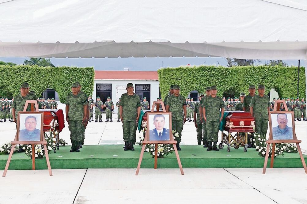 En las instalaciones del 27 Batallón de Infantería en Iguala, el Ejército rindió homenaje al teniente Pedro Chávez González, al sargento segundo Patricio García Hernández, y al cabo Jaime Bernal Jiménez (TOMADA DE @HECTORASTUDILLO)