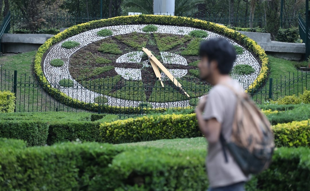 Reloj del parque hundido. Foto: Germán Espinoza/El Universal, archivo 