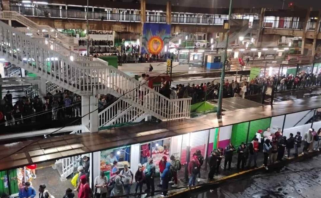 Salidas del Metro Pantitlán tras lluvias registradas en la CDMX / Foto: Yanet Aguilar. EL UNIVERSAL