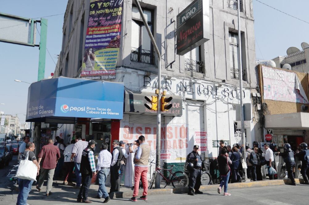 Clausuran negocios También se suspendieron 10 establecimientos mercantiles contiguos a Artículo 123, y se retiraron cuatro puestos ambulantes (ARCHIVO. EL UNIVERSAL)