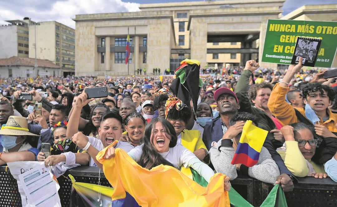 Asistentes a la toma de posesión del nuevo presidente de Colombia, Gustavo Petro, en la Plaza Bolívar de Bogotá. Foto: RAÚL ARBOLEDA. AFP 