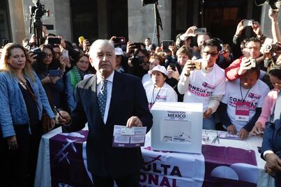 ¿Quieren saber por quién voté?, bromea AMLO en consulta de aeropuerto