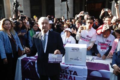 ¿Quieren saber por quién voté?, bromea AMLO en consulta de aeropuerto