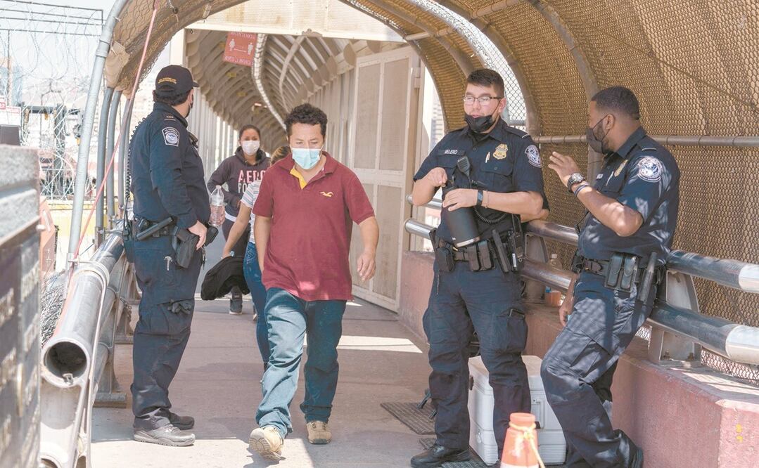 Migrantes expulsados a México, en el Puente Internacional Paso del Norte. Foto: Paul Ratje. AFP