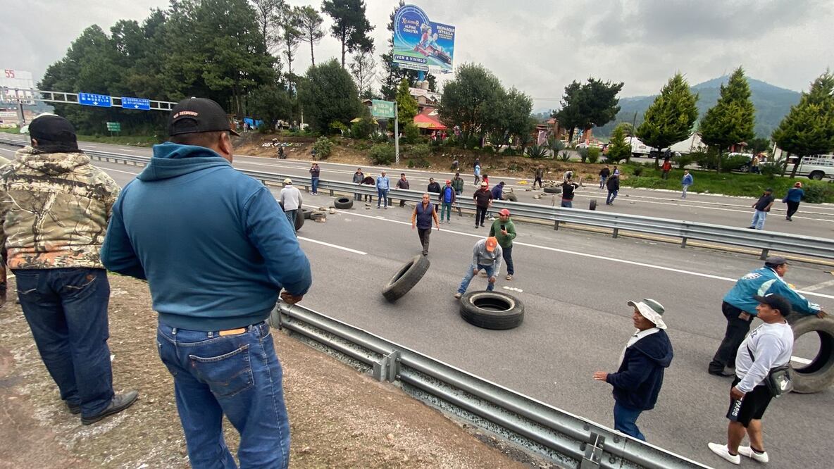 Con piedras y llantas comuneros del Estado de México bloquearon ambos sentidos de la autopista México-Toluca a la altura de la Marquesa. (Foto: Juan Carlos Williams)