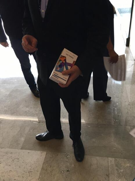 Dan a diputados celulares de 6 mil 500 pesos, para votar a distancia