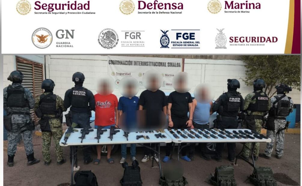 A los tres detenidos se les aseguró tres fusiles AK-47, 21 cargadores abastecidos, 630 cartuchos útiles. | Foto: Especial.