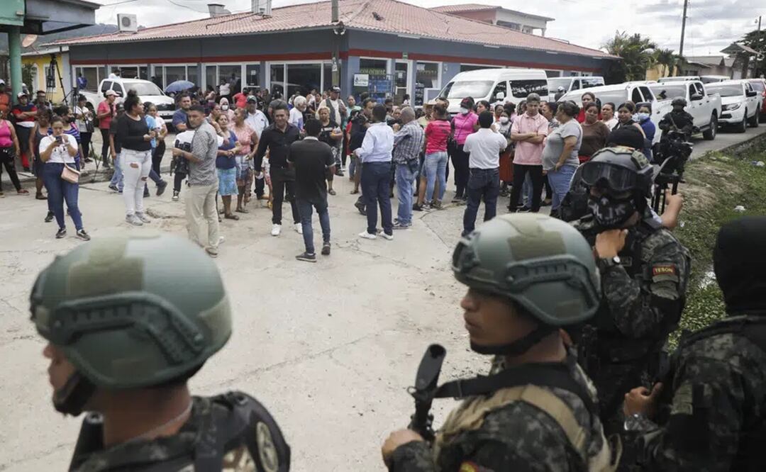 La policía resguarda la entrada de la cárcel de mujeres de Tamara, a las afueras de Tegucigalpa, Honduras. Foto: AP