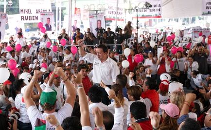 Mikel Arriola ofrece seguridad social para comerciantes informales