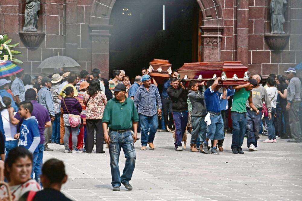 Pobladores de Tultepec despidieron a las víctimas de la explosión con una misa de cuerpo presente y posteriormente fueron sepultados en el panteón municipal de Xahuento. Foto: JUAN MANUEL BARRERA. EL UNIVERSAL