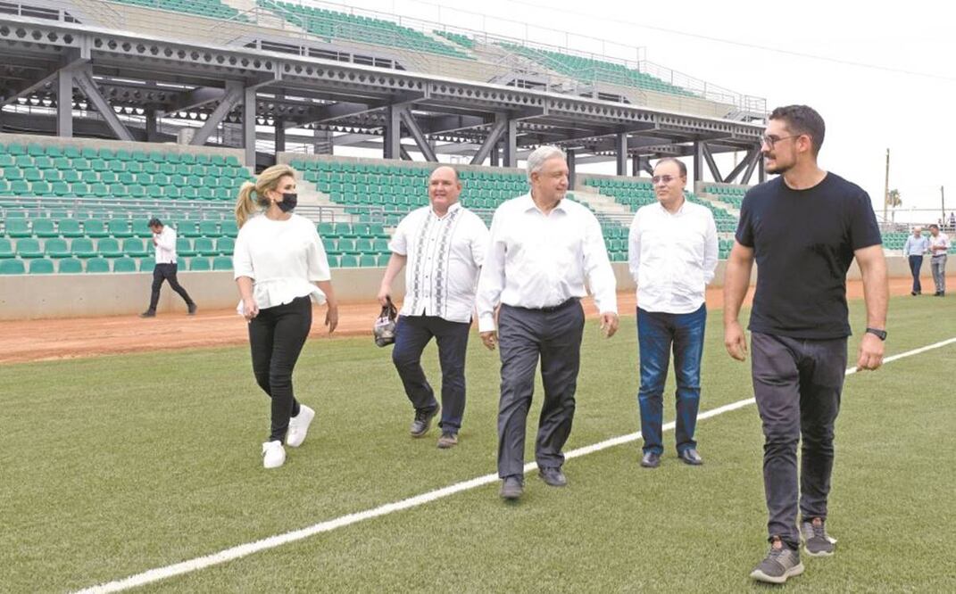 El titular de la Sedatu, Román Meyer (der.), acompañó ayer al Presidente en la reinauguración del estadio de San Luis Río Colorado. Foto: Presidencia.