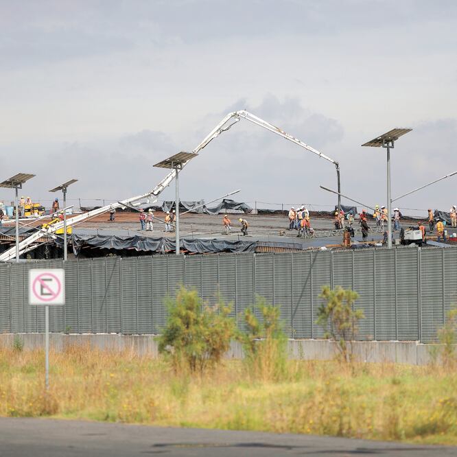 El desarrollo del proyecto del nuevo aeropuerto llevó a la firma de 692 contratos. El costo total de la obra se calculó en 305 mil millones de pesos, de acuerdo con la SCT. 