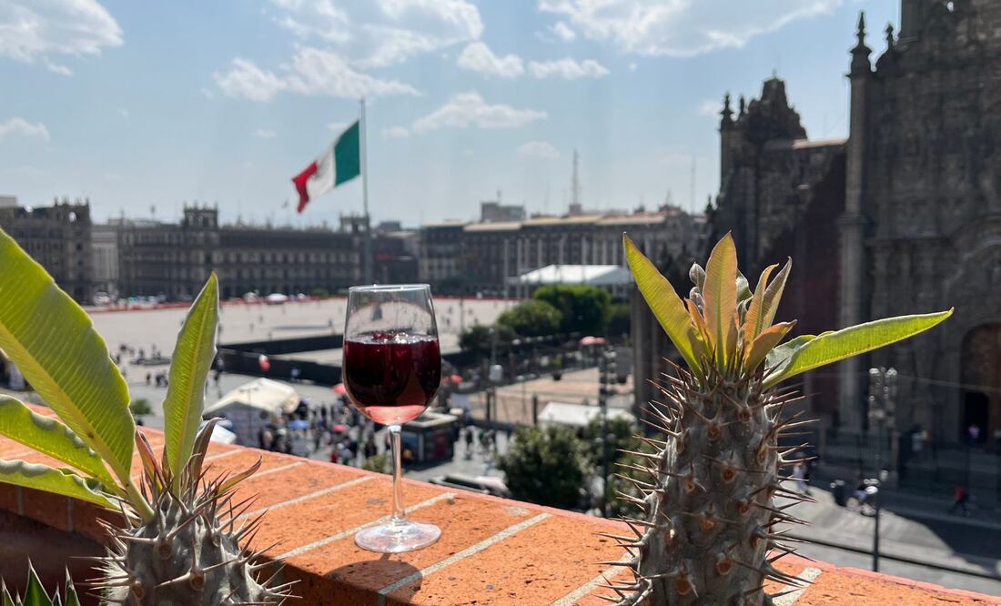 La vista desde la terraza hacia la Catedral y el Zócalo.