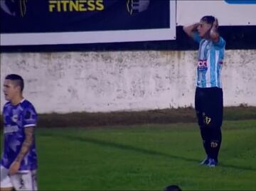 Futbolista fue expulsado luego de haber orinado en plena cancha