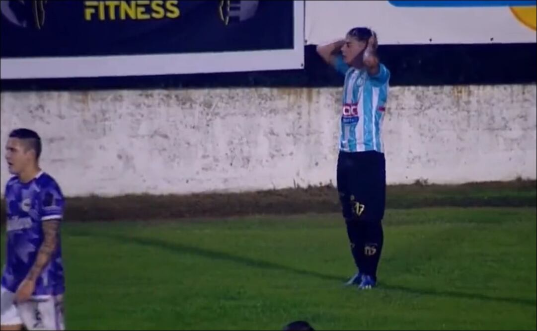 Futbolista fue expulsado por orinar en la cancha - Foto: Especial