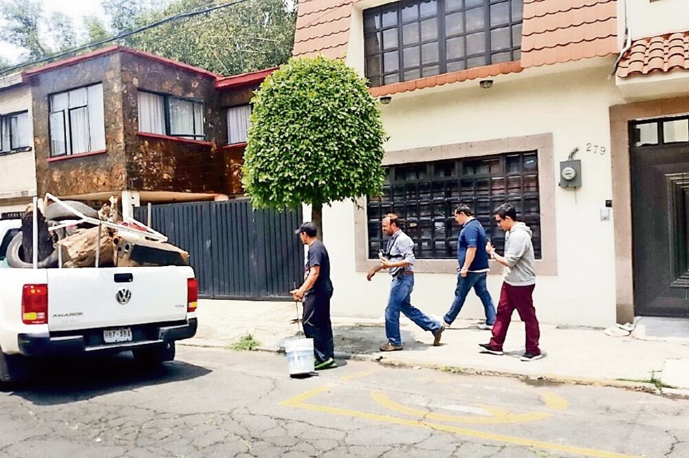 Después de acudir a San Lázaro a interponer la queja contra el titular del Invea, Arne aus den Ruthen acompañó a vecinos de La Nueva Santa María, en Azcapotzalco, a retirar “cachivaches” de la vía pública (ESPECIAL)