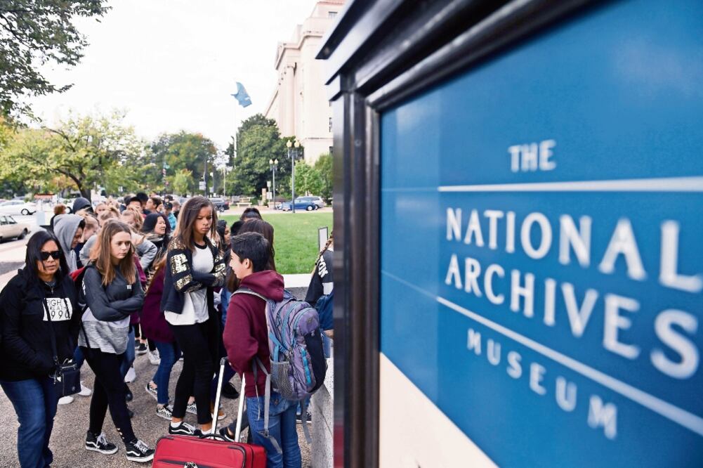 Cientos de estadounidenses hicieron fila ayer en Washington para entrar al edificio de los Archivos Nacionales. (YIN BOGU. XINHUA)