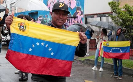 Cientos de venezolanos votan en Colombia, a pesar de la lluvia