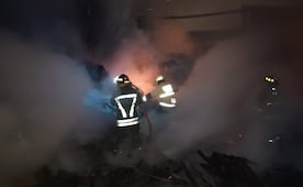 Incendio consume bodega de tarimas en Tultitlán; bomberos evitan que el fuego se propague