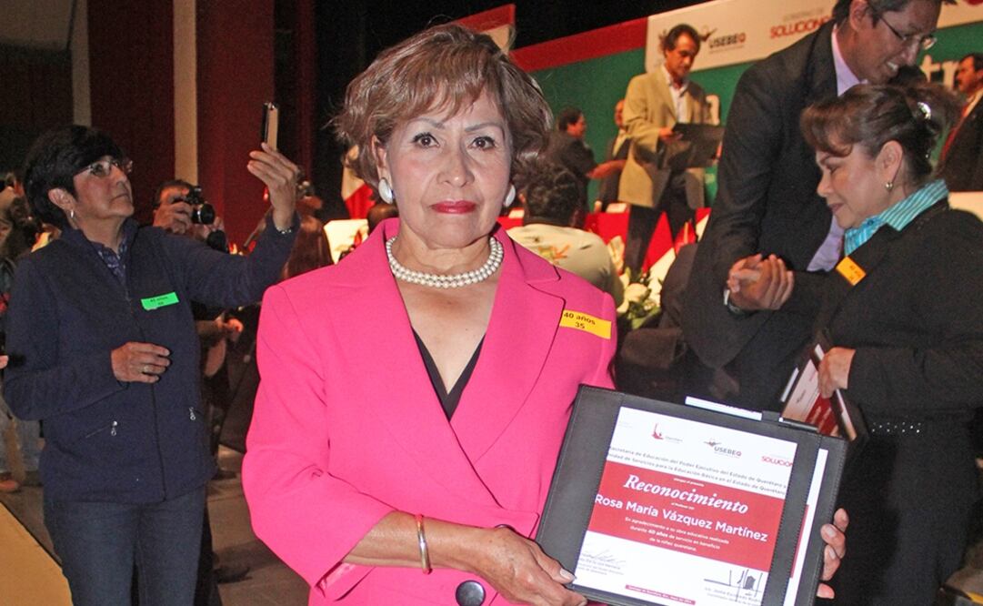 Maestra recibe reconocimiento por su labor docente. Foto: Archivo/EL UNIVERSAL
