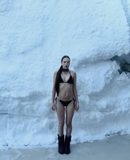 El look de playa de la sobrina de Luis Miguel para ir a la nieve 