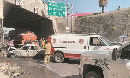 Tras choque, se incendia taxi y conductor fallece en la México-Querétaro