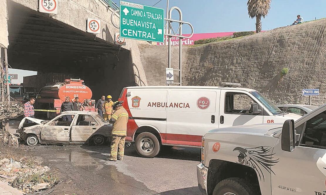 El taxista viajaba en un automóvil modelo Tsuru y aparentemente iba a exceso de velocidad, por lo que perdió el control. Foto: Especial