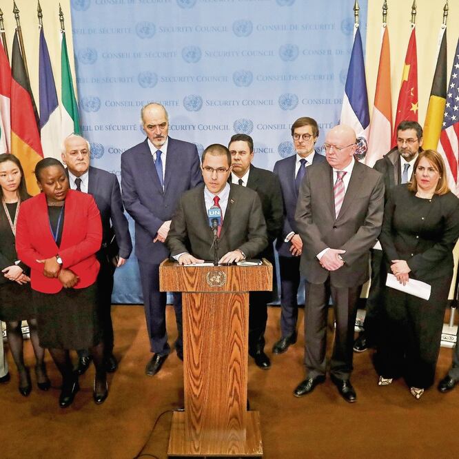 El ministro de Relaciones Exteriores de Venezuela, Jorge Arreaza (centro), con diplomáticos de Rusia, China, Irán y Siria, entre otros, ayer en la ONU. BEBETO MATTHEWS. AP
