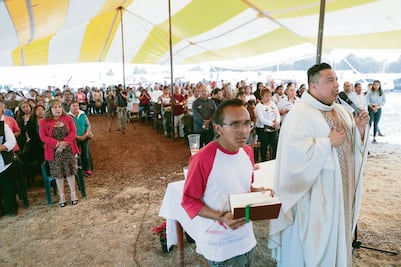 Celebran misa en honor a fallecidos
