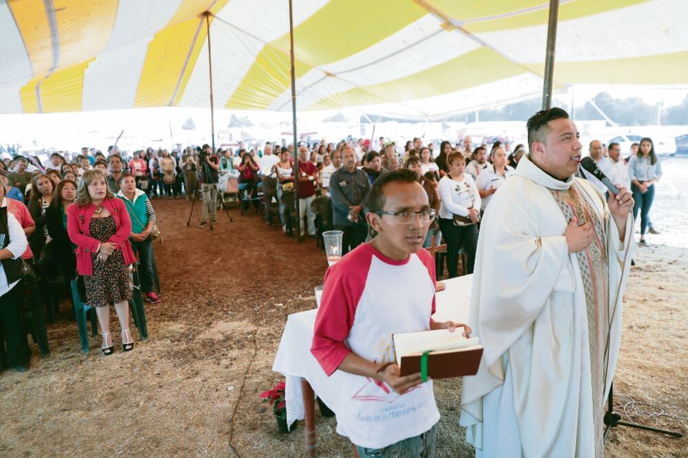Habitantes de Tultepec celebraron una misa en el tianguis de San Pablito, donde el sacerdote destacó que el municipio mexiquense está de pie gracias a la misericordia y consuelo de Dios (IVÁN STEPHENS. EL UNIVERSAL)
