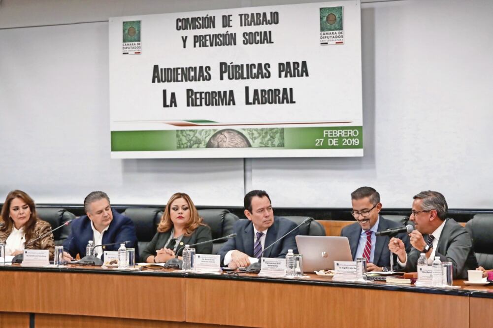 Durante la segunda audiencia pública sobre la reforma laboral, líderes de gremios criticaron la obligación que dicta a los sindicatos presentar una lista de trabajadores que autoricen el emplazamiento a huelga. Foto: BERENICE FREGOSO. EL UNIVERSAL