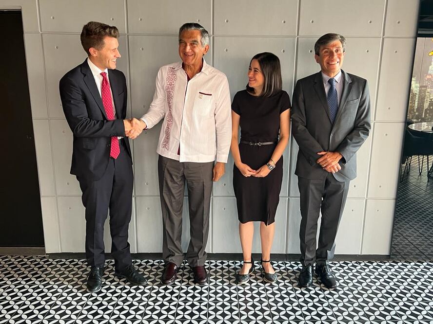 El gobernador de Tamaulipas, Américo Villarreal, con  directivos de la empresa ENEL X