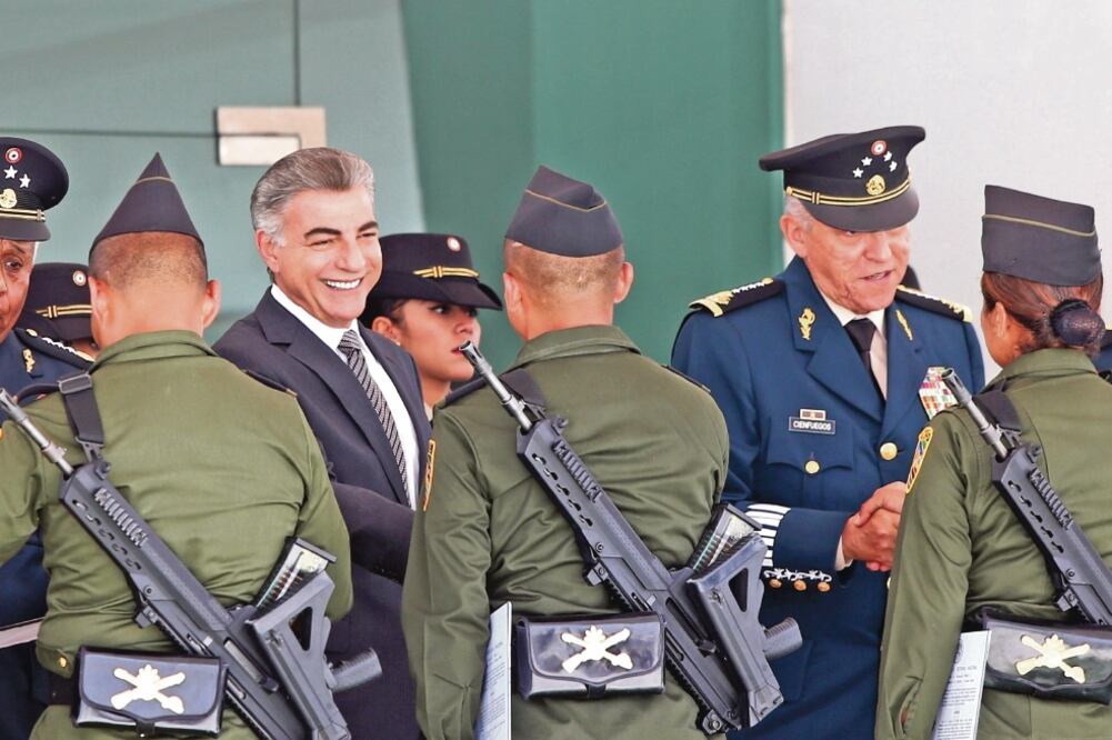 El gobernador José Antonio Gali y el titular de la Sedena, Salvador Cienfuego s, en la Clausura del Curso de Antigüedad 2018 de la Escuela Militar de Sargentos.