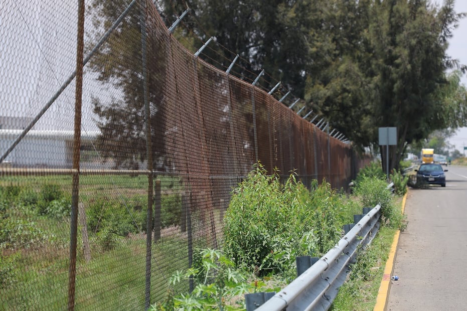 Un fragmento de la barda perimetral del Aeropuerto Internacional de Puebla se observa sin mantenimiento reciente. Crédito: Gabriel Pano.