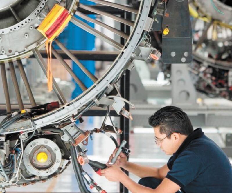 En el laboratorio de software embebido en el Colegio de Estudios Científicos y Tecnológicos del Estado de Querétaro (CECyTEQ), los estudiantes trabajan para poner en práctica sus competencias técnicas. 