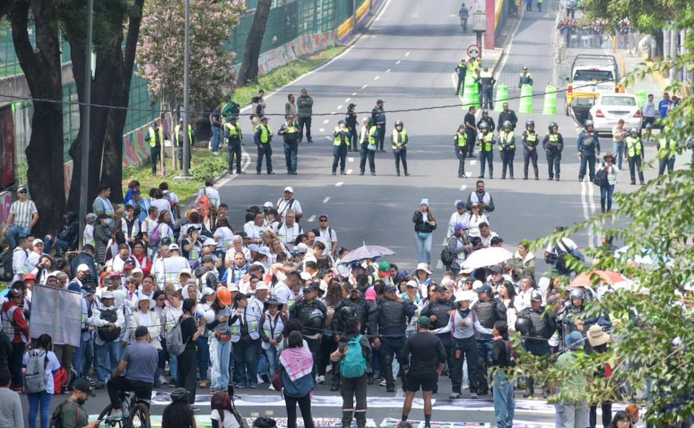 Policías se colocan frente a los colectivos buscadores sobre Tlalpan (11/06/2026). Foto: Santiago Cadena / EL UNIVERSAL