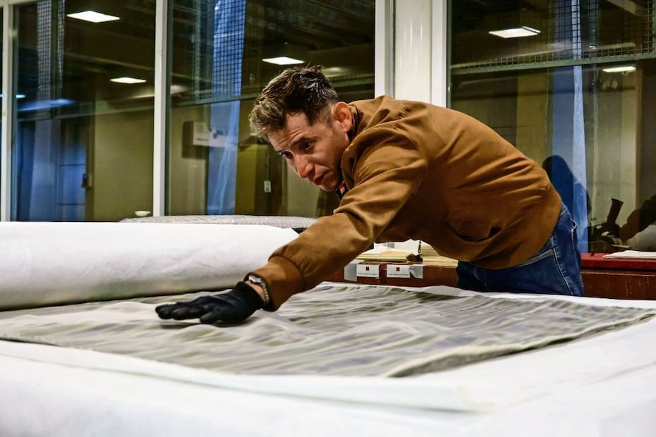 Para cuidar de manera cotidiana los más de 60 mil objetos de su colección, el museo tiene un equipo especializado, entre los que están tres restauradoras. En la imagen, Tomás Sánchez, a cargo del control y registro de las piezas , extiende un sarape de Saltillo del siglo XIX. Crédito: KARLA GUERRERO/EL UNIVERSAL