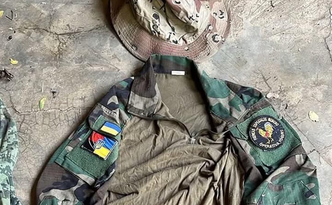 Uniformes e insignias de la célula delictiva del CJNG encabezada por alias “Yogurt”, que operan en la sierra costa michoacana, entre los municipios de Chinicuila y Aquila. Foto: Especial