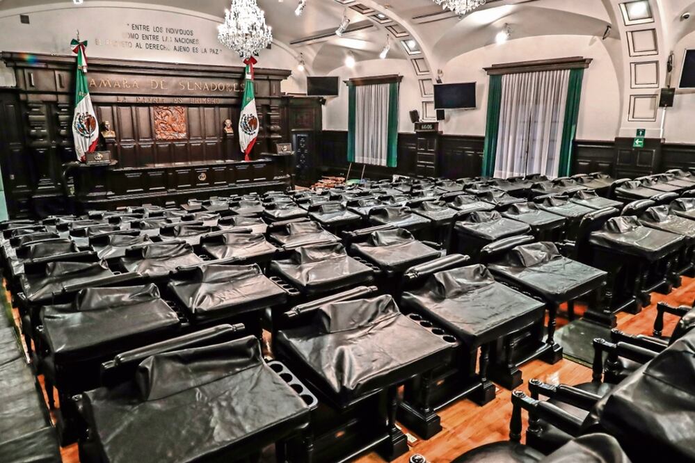 Los escaños en el salón del pleno fueron cubiertos con fundas plásticas en espera de que los diputados constituyentes inicien sesiones el próximo 15 de septiembre. Foto Yadín Xolalpa