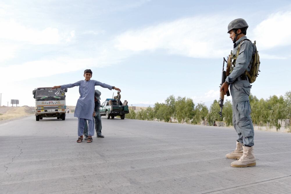Oficiales de seguridad afganos realizan inspecciones en retenes instalados tras el ataque de drones estadounidenses en el área de Dahl Bandin, y en el que se logró abatir al líder talibán Ajtar Mansur (GHULAMULLAH HABIBI. EFE)