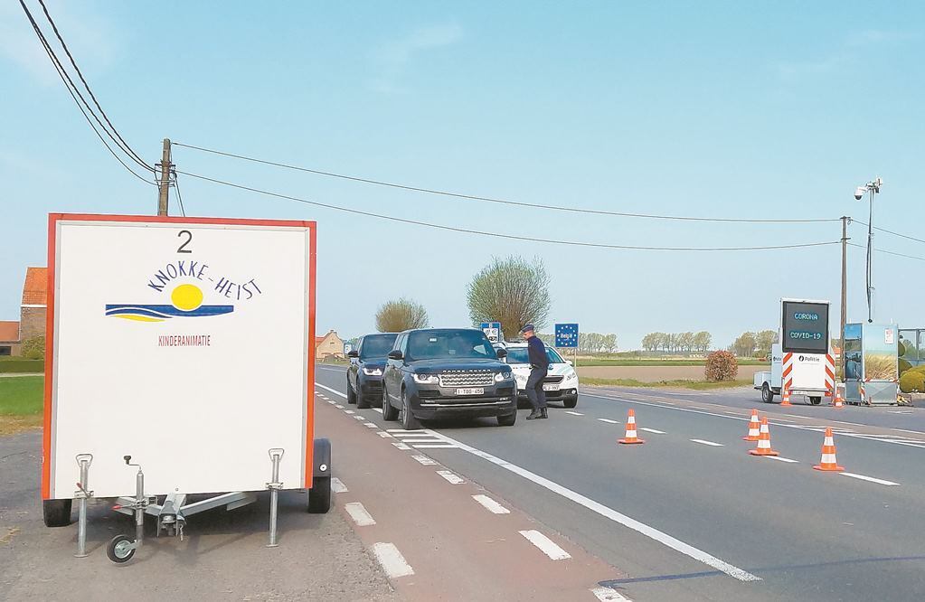 La frontera entre Bélgica y Holanda, antes siempre abierta, hoy tiene bloqueo spoliciales para impedir el cruce, en medio de la pandemia de coronavirus. INDER BUGARIN