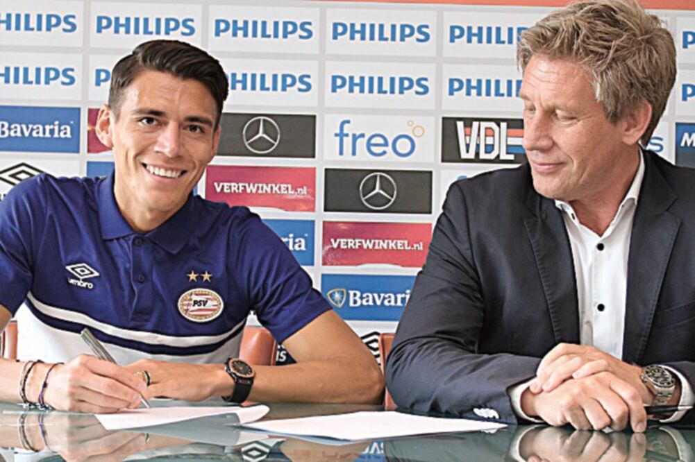 central estampó su firma con el club holandés por 4 temporadas (CORTESÍA PSV EINDHOVEN)
