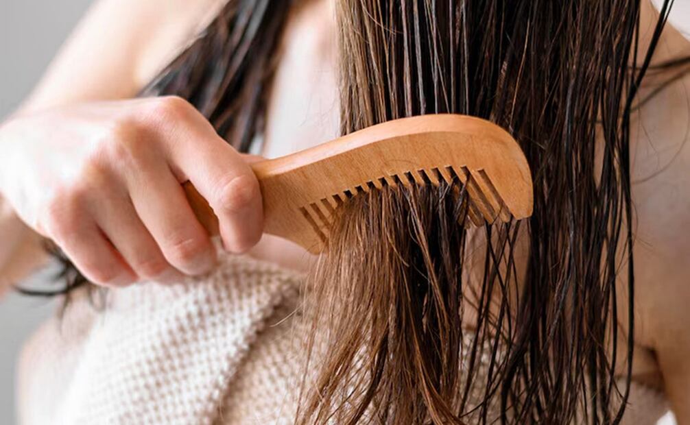 Cepillar el cabello. Foto: Freepik