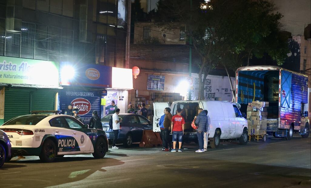 Durante todo el proceso, una patrulla de la Secretaría de Seguridad Ciudadana (SSC) permaneció estacionada enfrente del camión de carga, con el policía a bordo viendo directamente a los trabajadores subiendo y bajando las cajas de la unidad mientras las ingresaban por una puerta. Foto: Valente Rosas/EL UNIVERSAL