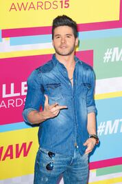 Eleazar Gómez muerde en teatro