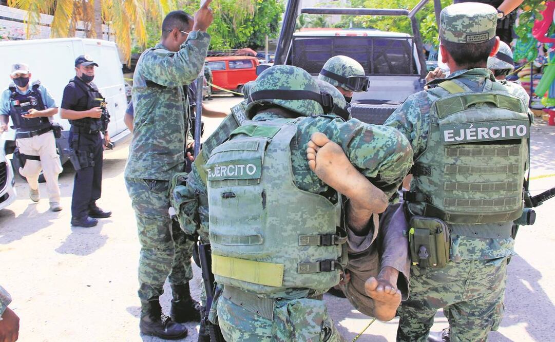Dos hombres fueron atacados a balazos en la playa Caleta del puerto de Acapulco, donde militares levantaron los cuerpos. Foto: Carlos Alberto Carbajal/CUARTOSCURO 
