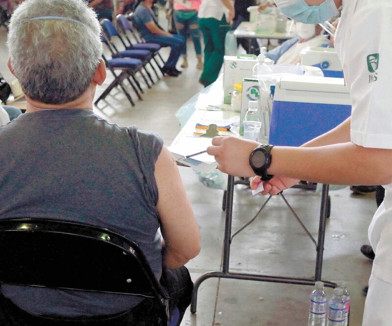 Suman 2 millones 86 mil 938 casos y 185 mil 715 decesos: Ssa. Foto: AFP