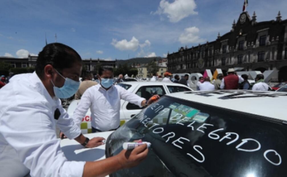 Taxistas protestan en el Centro de Toluca; exigen expedición de licencias