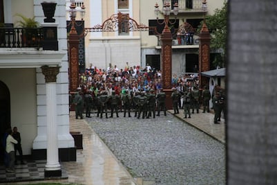 Parlamento venezolano se mantiene sitiado tras violento ataque